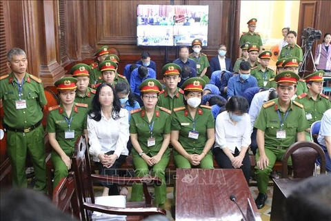 La présidente du promoteur immobilier Van Thinh Phat Group, Truong My Lan (1er plan, à gauche), et ses complices lors de leur procès à Hô Chi Minh-Ville, le 11 avril. Photo : VNA