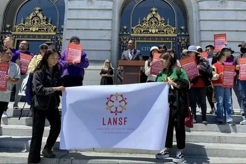 Shamann Walton, membre du Conseil de surveillance de San Francisco, annonce la reconnaissance du vietnamien comme langue officielle à San Francisco, le 11 juin. Photo : San Francisco Chronicle