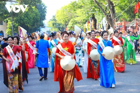 Défilé d'áo dài dans le cadre du Carnaval d'automne de Hanoi 2023. Photo : VOV 