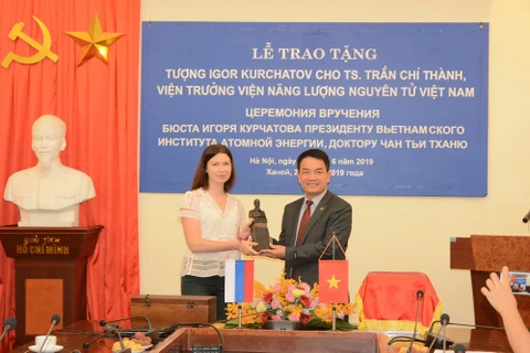 Le Dr Trân Chi Thành a l'honneur d'être la première personne en Asie du Sud-Est à recevoir la statue de l’académicien Igor Kurchatov pour ses contributions au développement du secteur de l'énergie nucléaire. Photo: www.most.gov.vn