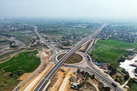 Le tronçon de Mai Son et la route nationale 45 (dans les travaux d’autoroute Nord-Sud), a une longueur totale de plus de 63,37 km et traverse les deux provinces de Ninh Binh et Thanh Hoa. Photo : VNA