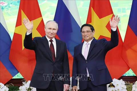 Le Premier ministre Pham Minh Chinh (à droite) et le président russe Vladimir Poutine, à Hanoi, le 20 juin. Photo: VNA