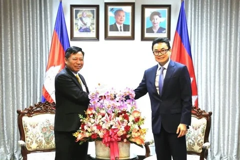L’ambassadeur du Vietnam au Cambodge Nguyên Huy Tang (à gauche) et la secrétaire d’État cambodgienne Ung Rachana. Photo : VNA