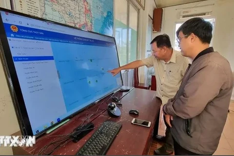 Les activités des bateaux de pêche équipés de dispositifs de surveillance des navires sont suivies par la direction des pêches de la province de Ninh Thuân. Photo : VNA