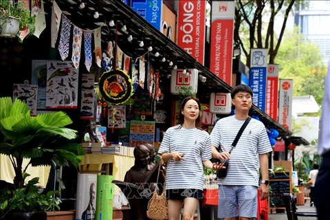 Touristes sud-coréens baladant dans la rue des livres à Hô Chi Minh-Ville. Photo: VNA