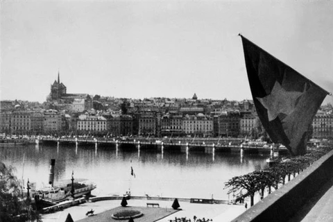 Le drapeau rouge à l'étoile d'or flottait au siège de la délégation de la République démocratique du Vietnam à Genève, en Suisse, en 1954. Photo d'archive : VNA