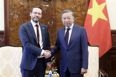 Le président Tô Lâm (à droite) serre la main de l’ambassadeur du Royaume-Uni au Vietnam, Iain Frew, à Hanoi, le 17 juillet. Photo: VNA