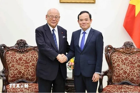 Le vice-Premier ministre Trân Luu Quang (à droite) et le conseiller spécial de l’Alliance d’amitié parlementaire Japon-Vietnam, Takebe Tsutomu, à Hanoi, le 22 juillet. Photo : VNA