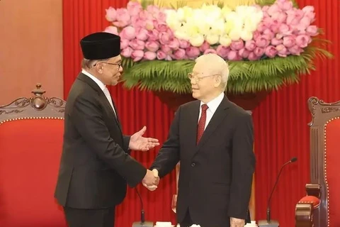 Le secrétaire général Nguyên Phu Trong (à droite) recevant le Premier ministre Anwar Ibrahim, à Hanoi, en juillet 2023. Photo : VNA