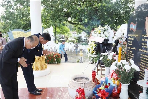 Les représentants de l'ambassade du Vietnam au Laos et de la province de Vientiane ont brûlé de l'encens pour rendre hommage aux martyrs. Photo : VNA