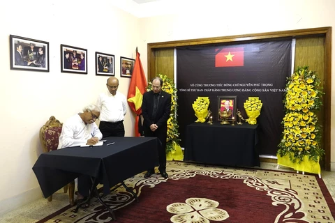 Le secrétaire général du Parti communiste du Bangladesh, Ruhin Hossain Prince, a écrit dans le livre de condoléances. Photo : VNA