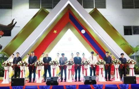 L’ambassadeur du Vietnam au Laos Nguyên Ba Hung (3e à partir de la droite) et les délégués coupent la bande inaugurale de la Foire commerciale Vietnam - Laos 2024. Photo : VNA