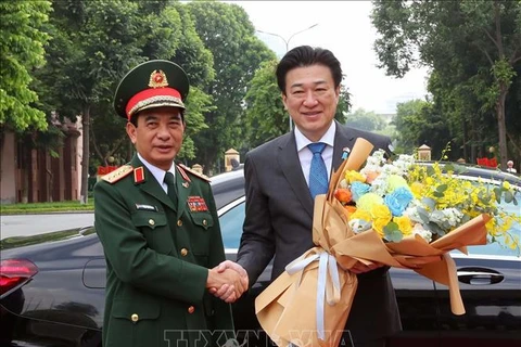 Le ministre vietnamien de la Défense Phan Van Giang (à gauche) et son homologue japonais Kihara Minoru, à Hanoi, le 6 août. Photo : VNA