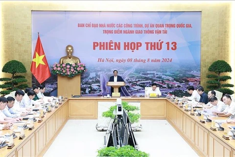 Le Premier ministre Pham Minh Chinh s’exprime lors de la 13e réunion du comité de pilotage de l’État pour les principaux projets nationaux de transport, à Hanoi, le 8 août. Photo : VNA