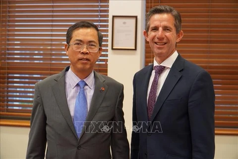 L’ambassadeur du Vietnam en Australie, Pham Hung Tâm (à gauche) et le sénateur Simon Birmingham, chef des relations extérieures de l’opposition australienne. Photo: VNA