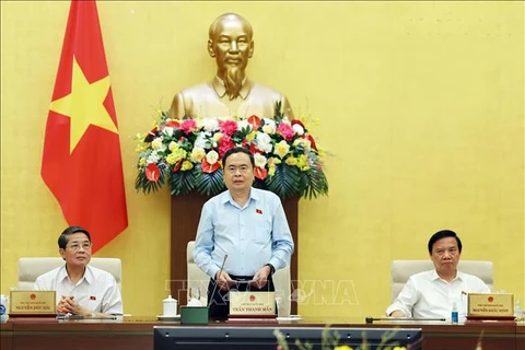 Le président de l’Assemblée nationale Trân Thanh Mân (centre) prononce le discours de clôture de la session thématique du Comité permanent de l’Assemblée nationale sur l’élaboration des lois le 14 août. Photo : VNA