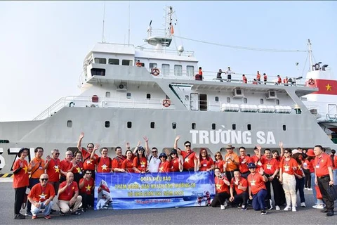 Une délégation des Vietnamiens résidant à l’étranger en visite au district insulaire de Truong Sa, le 23 avril 2023. Photo : VNA