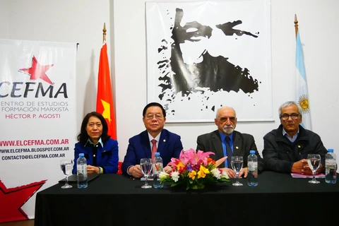 Nguyên Trong Nghia, chef de la Commission de la sensibilisation et de l’éducation du Comité central du PCV (2e à partir de la gauche) et des délégués participant au séminaire à Buenos Aires, le 22 août. Photo : VNA