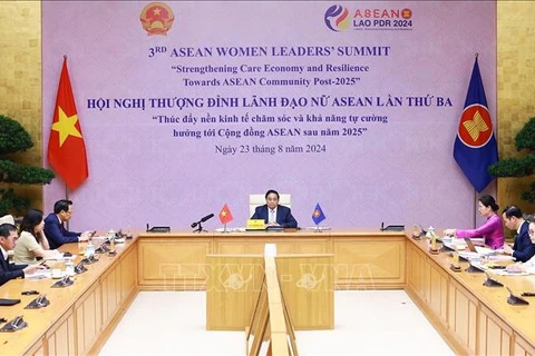 Le Premier ministre Pham Minh Chinh (centre) s’adressant par visioconférence depuis Hanoi au 3e Sommet des femmes dirigeantes de l’ASEAN, à Vientiane, au Laos. Photo : VNA