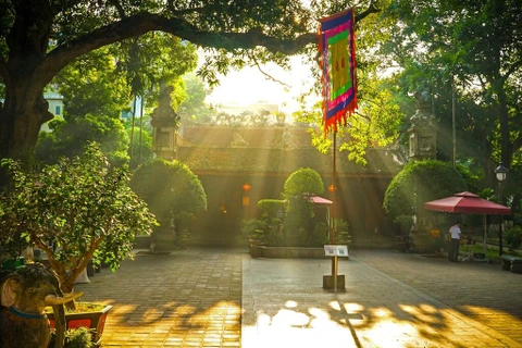 Matin d'automne au temple Quan Thanh à Hanoi. Photo : VNA