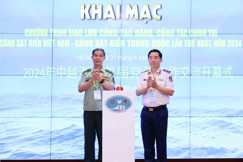 Le général de division Bui Quôc Oai (à droite), commissaire politique de la VCG, et le général de brigade Liu Houjie, commissaire politique adjoint de la CCG, lors de la cérémonie d’ouverture du programme d’échange. Photo : VNA