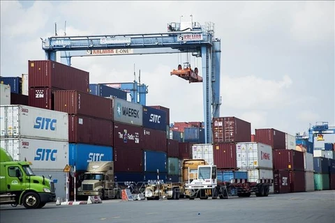 Manutention de conteneurs au port de Cat Lai, à Hô Chi Minh Ville. Photo : VNA