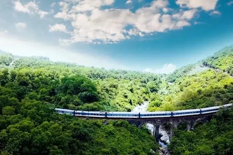 Un train Thông Nhât traversant le col des nuages à Dà Nang. Source: Centre d'information touristique