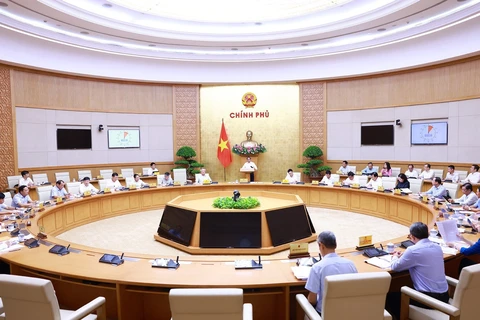 Le Premier ministre Pham Minh Chinh (centre) s’exprime lors de la réunion thématique du gouvernement sur l’élaboration des lois. Photo : VNA