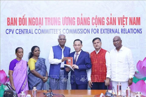 Le président de la Commission des relations extérieures du Comité central du Parti communiste du Vietnam (PCV) Lê Hoài Trung (3e à partir de la droite) avec le secrétaire général du Parti communiste d’Inde (PCI) Doraisamy Raja, à Hanoi, le 24 août. Photo: VNA