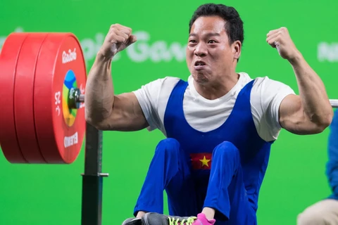 Le para-haltérophilie vietnamien Lê Van Công en compétition aux Jeux Paralympiques de Paris 2024. Photo: VNA