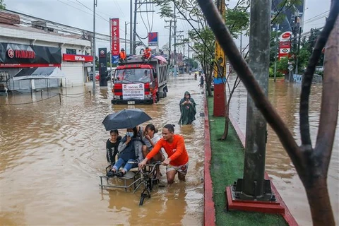 Personnes évacuées des zones inondées après le passage du typhon Yagi dans la province de Rizal, aux Philippines, le 2 septembre 2024. Photo : Xinhua/VNA