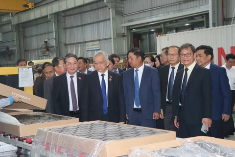 Le vice-président de l’Assemblée nationale du Vietnam Nguyên Duc Hai et son homologue lao Sommad Pholsena visitant l’usine de composants automobiles de THACO. Photo : VNA