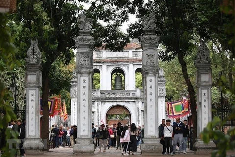 Touristes visitant le Temple de la Littérature à Hanoi. Photo: VNA