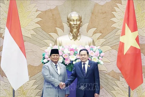 Le président de l’Assemblée nationale Trân Thanh Mân (à droite) et le président élu indonésien Prabowo Subianto se serrent la main, à Hanoi le 14 septembre. Photo : VNA