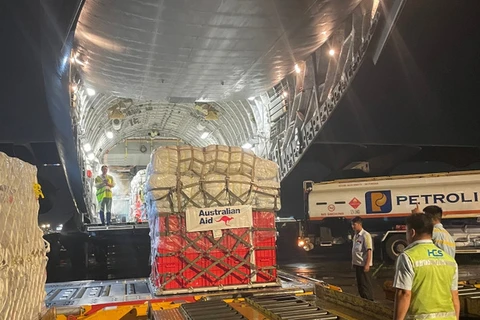 L’Australie achemine par avion-cargo du matériel d’aide d’urgence vers l’aéroport international de Nôi Bài, à Hanoi. Photo: Ambassade d'Australie au Vietnam