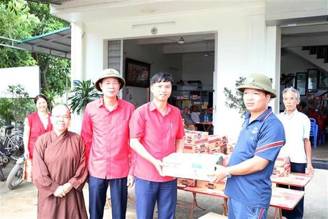 La Croix-Rouge de la province de Ha Nam a remis près de 2.000 paquets cadeaux au Comité populaire de la commune de Kiên Khê, district de Thanh Liêm, province de Hà Nam pour venir en aide aux habitants locaux touchés par les inondations. Photo : VNA