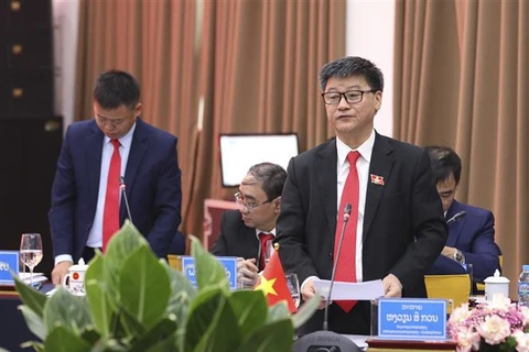 Le chef du comité de contrôle du PCV de Diên Biên, Nguyên Sy Quân (debout, en lunettes) s’exprime lors de l’événement, à Diên Biên Phu, le 18 septembre. Photo : VNA