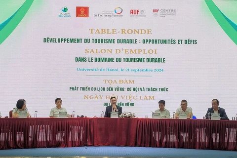 La table ronde "Développement du tourisme durable : opportunités et défis", à Hanoi, le 21 septembre. Photo: CVN