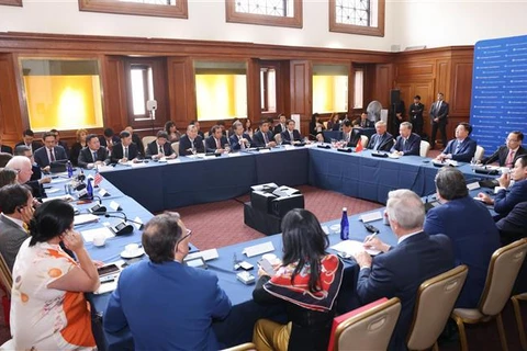 Le secrétaire général du Parti et président de la République Tô Lâm reçoit des experts et des universitaires à l’Université Columbia, à New York, le 23 septembre. Photo : VNA