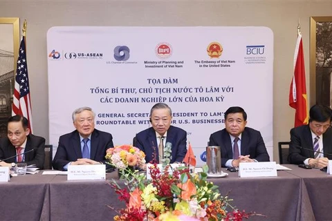 Le secrétaire général et président Tô Lâm (centre) participe à une table ronde d’affaires avec les entreprises américaines de premier plan, à New York, le 23 septembre. Photo: VNA