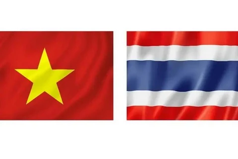 Drapeaux du Vietnam et de la Thaïlande. Photo: VNA