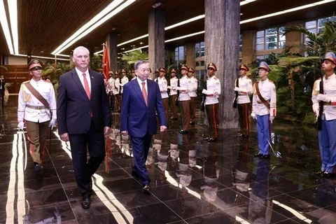 Le premier secrétaire du Parti communiste cubain (PCC) et président cubain Miguel Díaz-Canel Bermúdez et le secrétaire général du Parti communiste du Vietnam et président vietnamien Tô Lâm (à droite) passent en revue la garde d’honneur. Photo: VNA