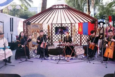 Stand présentant le tourisme mongol au Festival du tourisme de Hô Chi Minh-Ville en avril 2024. Photo : VNA