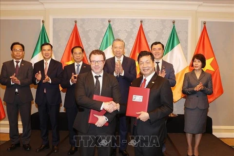 Le secrétaire général et président vietnamien Tô Lâm supervise la signature des documents de coopération, à Dublin, le 3 octobre. Photo: VNA