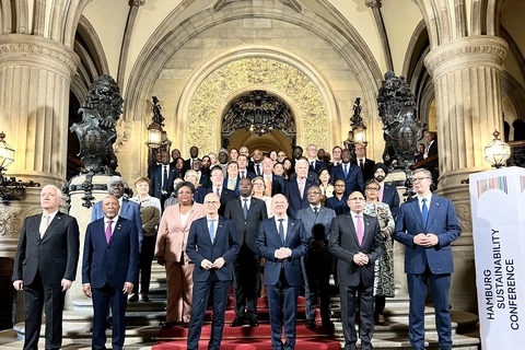 Le chancelier allemand Olaf Scholz (au centre, premier rang) pose avec les dirigeants des pays participant à la Conférence de Hambourg sur le développement durable. Photo : VNA