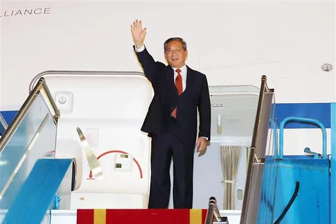 Le Premier ministre chinois Li Qiang arrive à l’aéroport international de Nôi Bài, entamant une visite officielle de trois jours au Vietnam à l’invitation de son homologue vietnamien Pham Minh Chinh. Photo : VNA