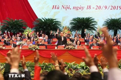 Les délégués votent pour approuver la liste des 374 membres du Comité central du Front de la Patrie du Vietnam, mandat 2019-2024, à Hanoi, en septembre 2019. Photo: VNA