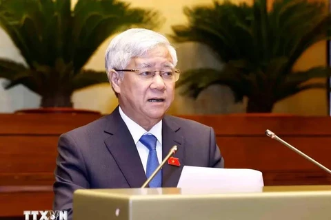 Le président du Comité central du Front de la Patrie du Vietnam, Dô Van Chiên, présente un rapport devant l’Assemblée nationale. Photo : VNA