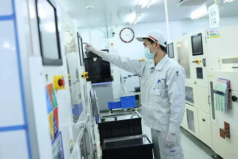 Des ouvriers de Meiko Vietnam, une entreprise spécialisée dans la fabrication de circuits imprimés dans le parc industriel de Thach Thât à Hanoi. Photo : laodong.vn