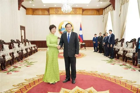  Le Premier ministre lao Sonexay Siphandone recevant la directrice générale de la VNA Vu Viêt Trang, à Vientiane. Photo: VNA